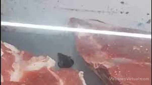 Multaron y decomisaron la carne en el supermercado donde apareció una rata