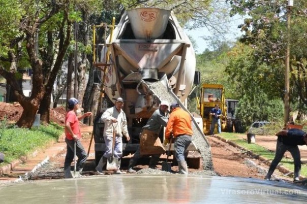Con recursos propios, comenzó la pavimentación de calle Tarragó Ros