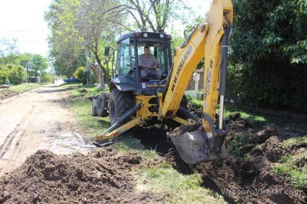 Están realizando trabajos de cordón cuneta en la Avenida 3 de abril y Pellegrini