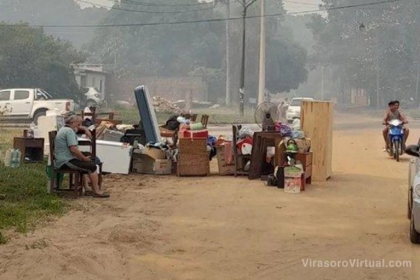 Vecinos evacúan sus viviendas por los incendios en Ituzaingó