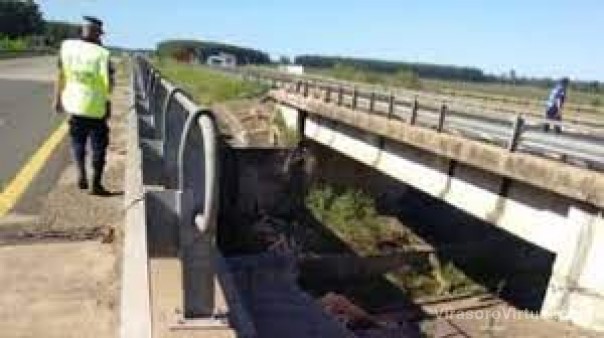 Murió un camionero correntino al caer desde un puente a las vías del ferrocarril