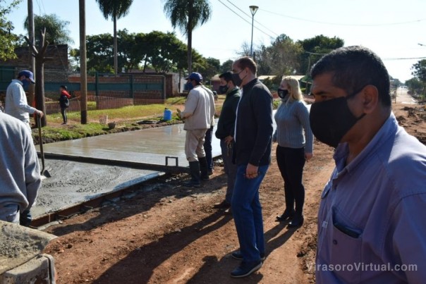 Llegaron a Barrio Centenario con el pavimento de Independencia .
