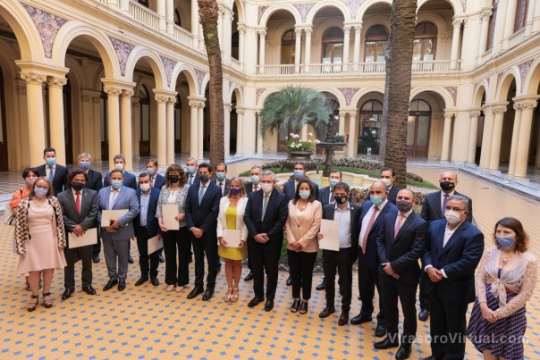 Valdés suscribió el Consenso Fiscal 2022 y ratificó su compromiso de no aumentar impuestos