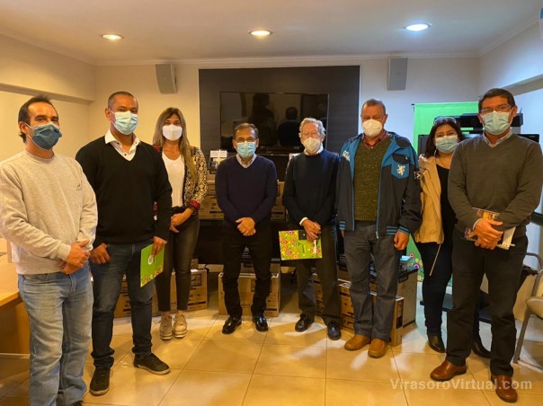 Cardozo entregó equipos informáticos a hospitales de la Capital