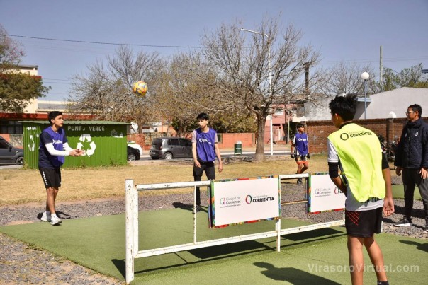 Con importante convocatoria, desembarcó el fútbol tenis en el barrio Laguna Seca