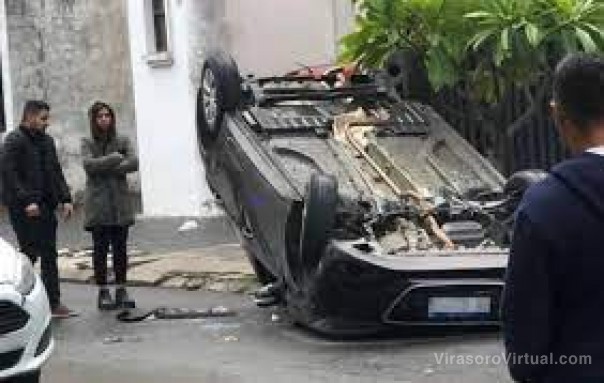 Despistó y volcó un auto en el barrio Cambá Cuá