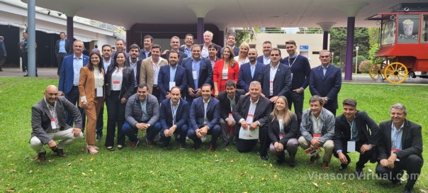 Valdés reafirmó su posición federalista ante cientos de intendentes radicales de todo el país