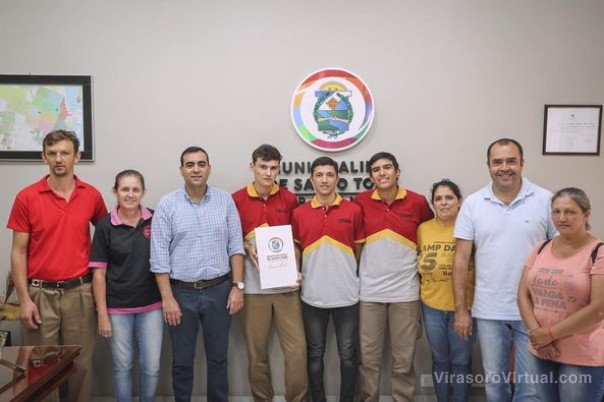 ¡Apoyan a la educación y celebran los logros de los jóvenes!