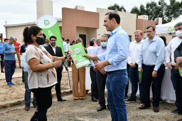 El gobernador Valdés entregó 90 viviendas en Ituzaingó , además de obras viales y un polideportivo.
