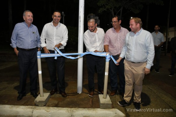 El gobernador Valdés inauguró iluminación y proyectó más obras para Ituzaingó