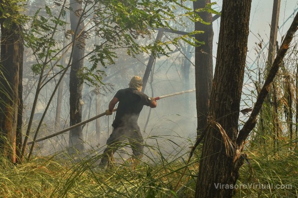 Corrientes, con todos sus recursos, libra una épica batalla contra los incendios