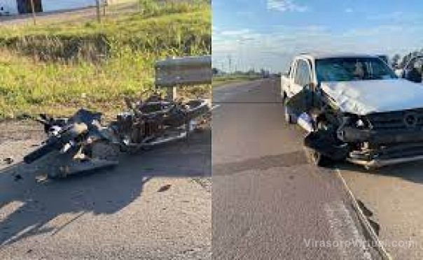 Una camioneta conducida por un correntino chocó con una moto: dos personas murieron