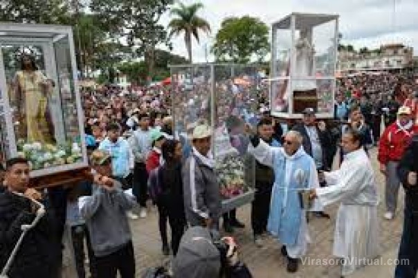 Muestra de fe: miles de peregrinos de San Luis del Palmar llegaron a Itatí