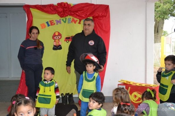 Los alumnos del Jardín Maternal Municipal Niño Rupá recibieron la visita de los bomberos voluntarios,