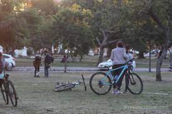 Recomiendan a los ciclistas circular con una exposición policial
