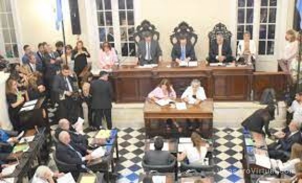 El gobernador anunció que el salario básico docente aumenta un 102%