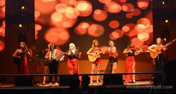 Presentación de la Orquesta Chamamé Kuñá en las escalinatas del Vera
