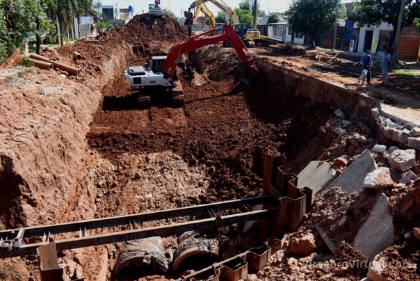 La Provincia terminó el tendido del nuevo ducto en avenida Frondizi y avanza con las cámaras de enlace