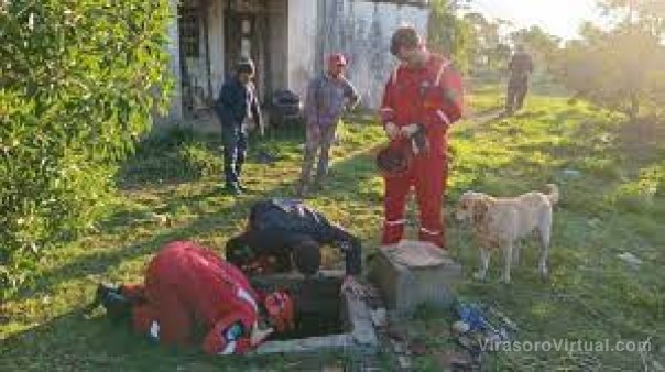 Rescatan a un perro que se cayó a un pozo ciego