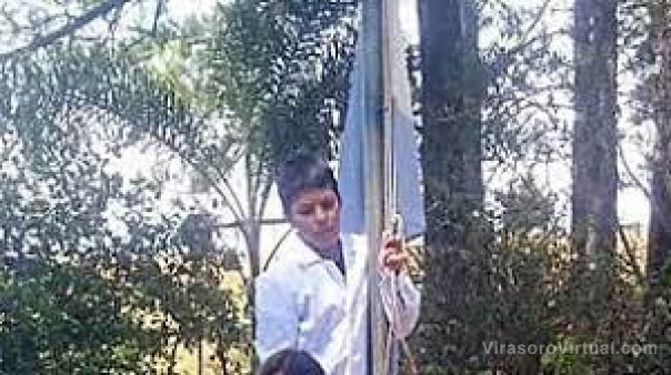 Voluntarios colocaron paneles solares en una escuela rural de Santo Tome