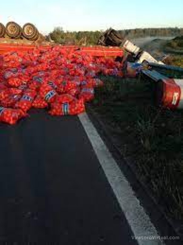 Corrientes: un camión que llevaba cebollas volcó en Ruta Nacional 14