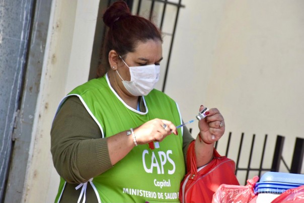 Salud continúa completando esquemas de vacunación Covid-19 en barrios de la Capital