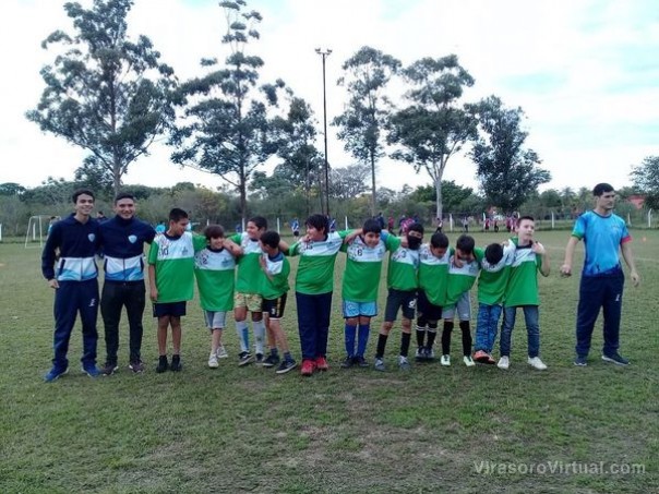 La Secretaría de Deportes,  con los directivos y docentes de la Escuela Primaria N°106 "Islas Malvinas Argentinas"