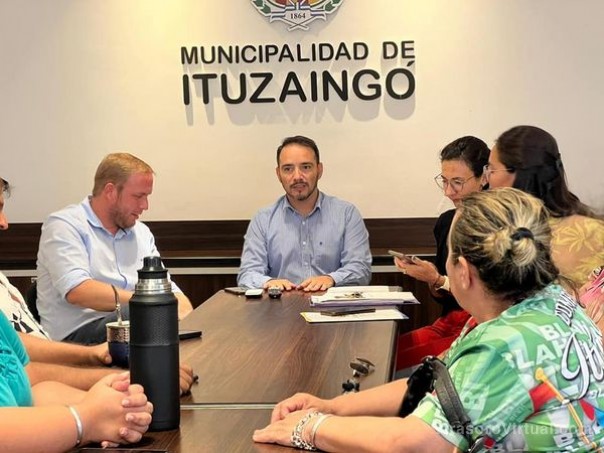 El intendente, Juan Pablo Valdés y el viceintendente, Emilio Nicolás recibieron a representantes de las comparsas