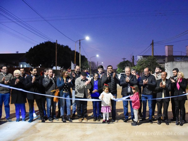 Inauguración del primer tramo de cordón cuneta, pavimento y luces LED en calle Ángel S. Blanco