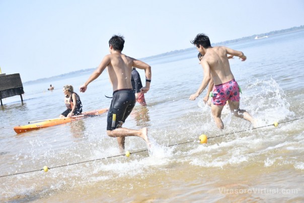 Medio centenar de jóvenes participaron de una jornada deportiva en la playa Arazaty