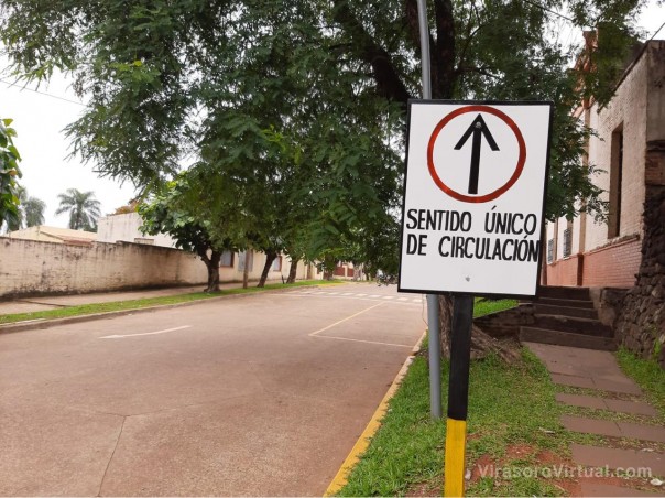 Circulación vehicular de única mano por calle Bertodano frente a Prefectura y Colegio Siglo XXI