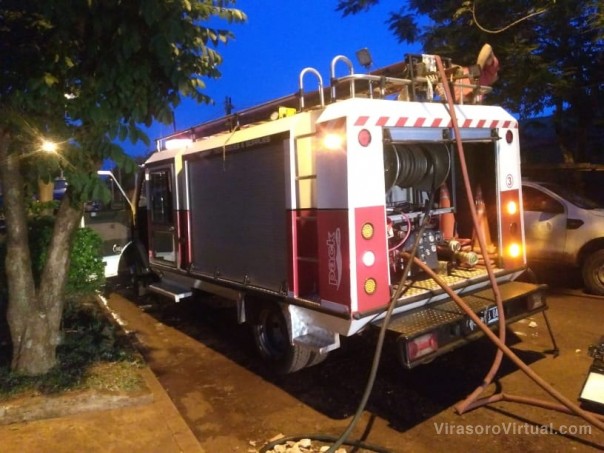 Intensa labor de Personal de Bomberos para controlar un incendio