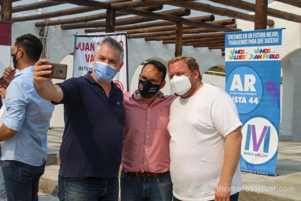 Juan Pablo Valdés junto al equipo de Chamamé 2.0