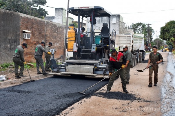La Provincia continúa la pavimentación de calles en los barrios Antártida Argentina y Villa Celia