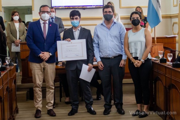 El joven correntino  que tiene mas de 10 medallas en matemáticas fue reconocido por el concejo.