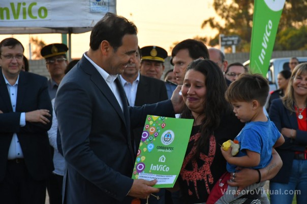 El gobernador Valdés entregó 10 viviendas en Colonia Libertad y anunció la construcción de otras 30