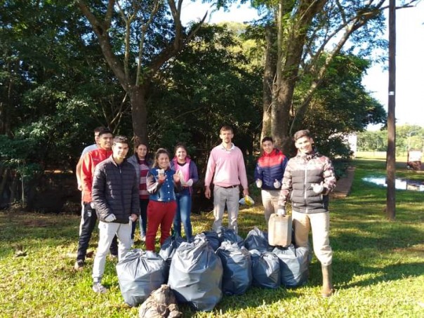 Primera jornada de limpieza en la costa del Río Uruguay luego de la creciente