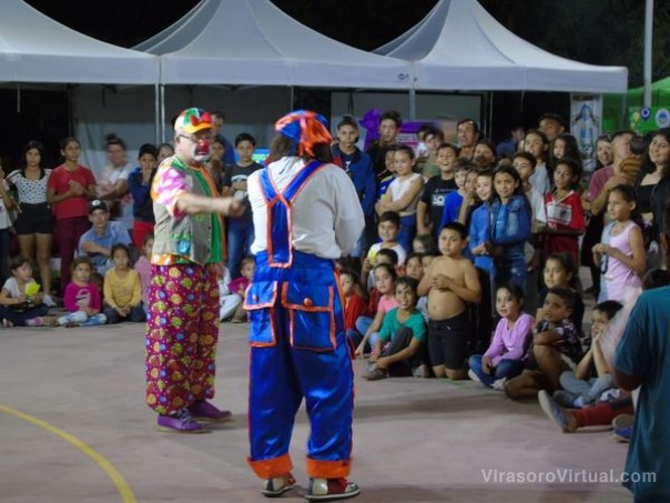 En el playón del barrio San Jorge se llevó a cabo el evento "Plaza Segura" con shows, sorteos, payasos, música