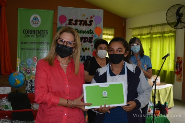Entrega de 100 Notebooks a estudiantes de la localidad de Itatí