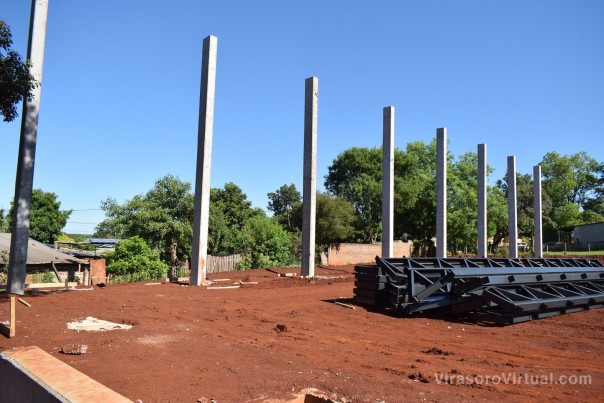 Obras en marcha: colocan columnas en el Polideportivo.