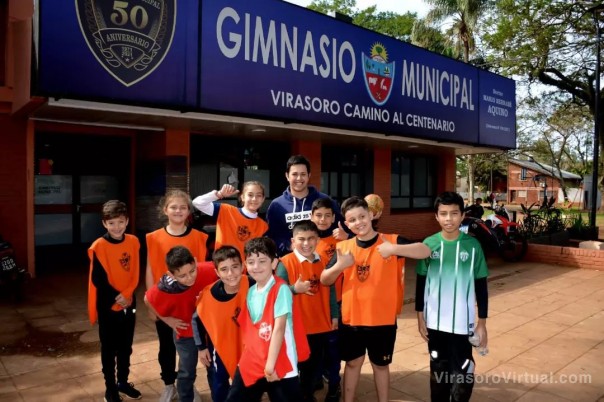 Los barrios jugaron partidos de handbol en el VirasoroJuega