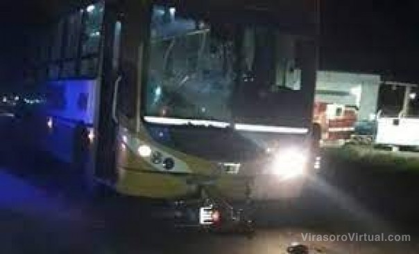 Murió un joven tras chocar de frente con un colectivo en Corrientes