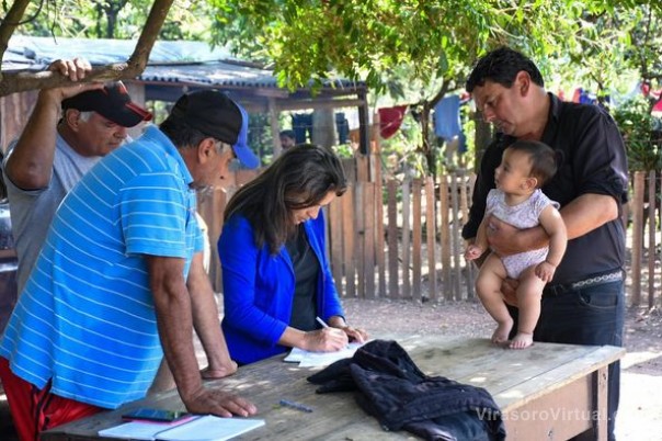 Hicieron la primera entrega de rollos de pastura para los oleros del Barrio Ita-Cuá,