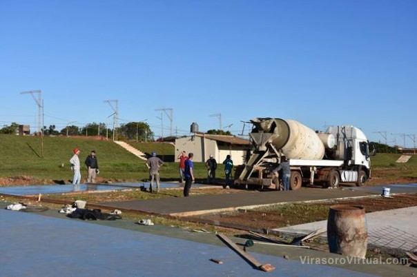 Continuamos trabajando en las nuevas canchas del Complejo Polideportivo Municipal