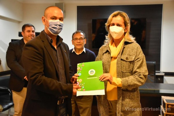 Con una nueva entrega de equipos informáticos, se fortalece la modernización del Estado en Salud
