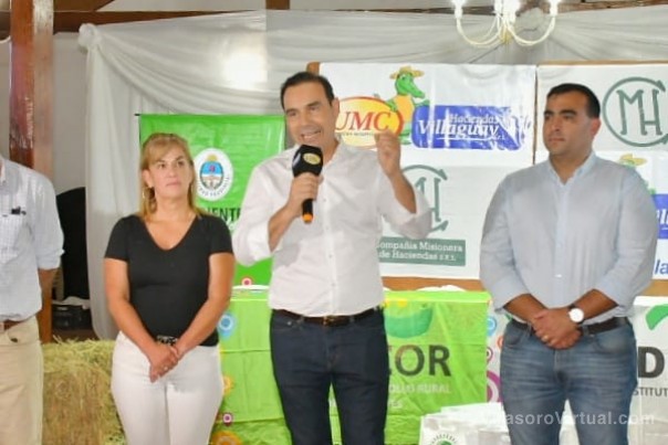 En Santo Tomé, Valdés encabezó entrega de subsidios a productores afectados por los incendios