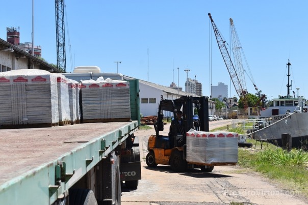 La Provincia entregó materiales a la Municipalidad de Corrientes para la remodelación del Paseo Arazaty y la Plaza Belgrano