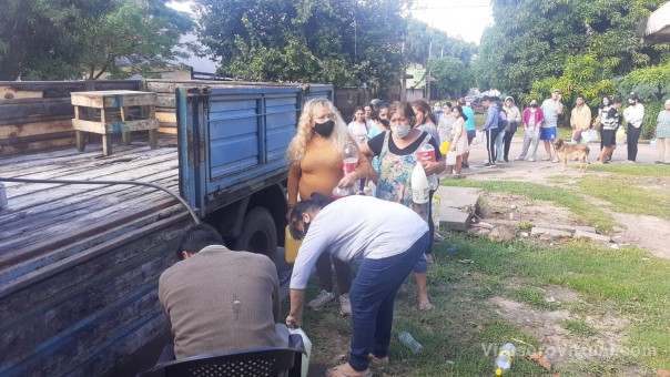 Entrega de lavandina y barbijos en dos barrios de la Capital
