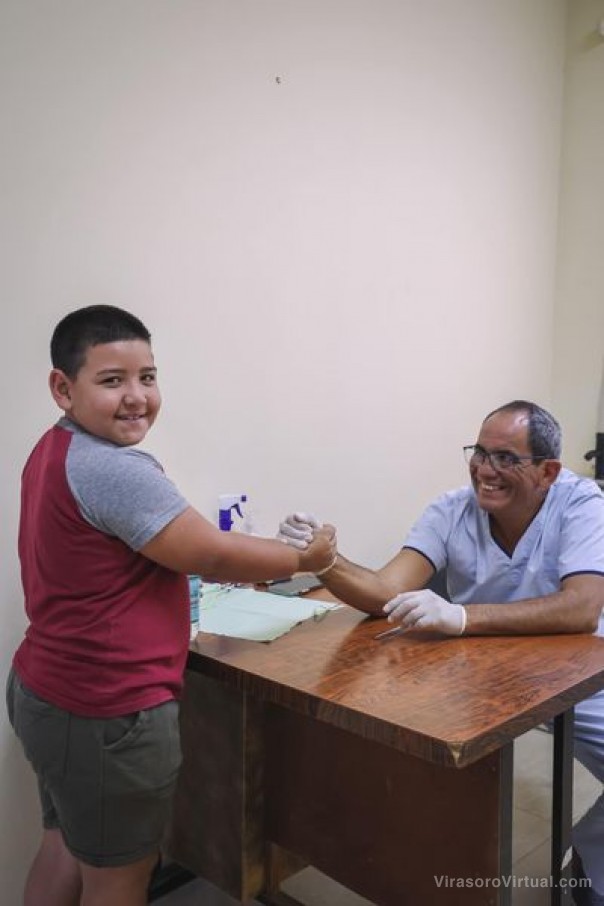 ¡Comenzaron las clases y desde el municipio asistieron para que todos los alumnos puedan completar sus fichas médicas!