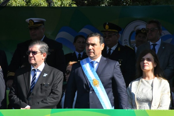 En el desfile por la Revolución de Mayo, Valdés llamó a “apostar por la unidad” de los argentinos y reconoció a los bomberos